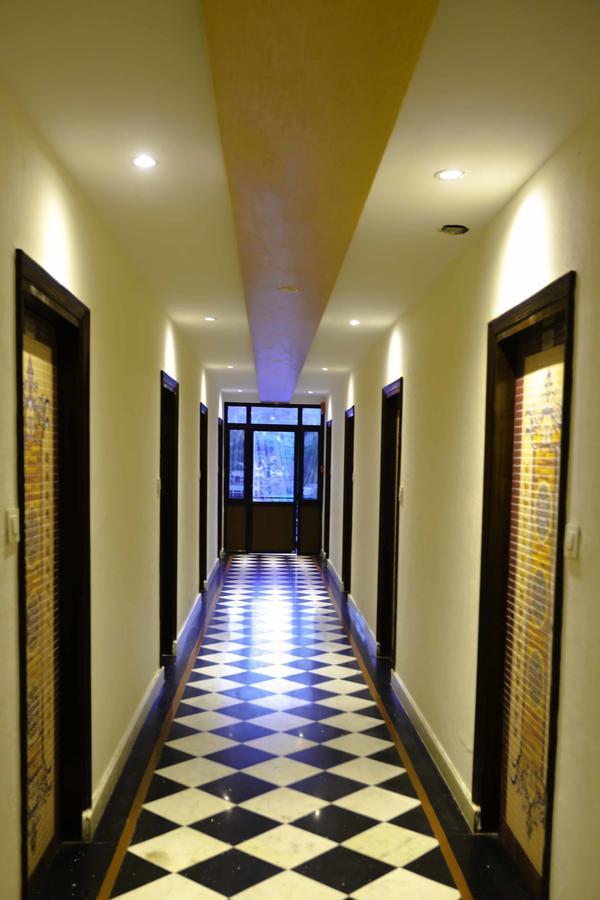 Hotel Kings Regency Drang Bagian luar foto