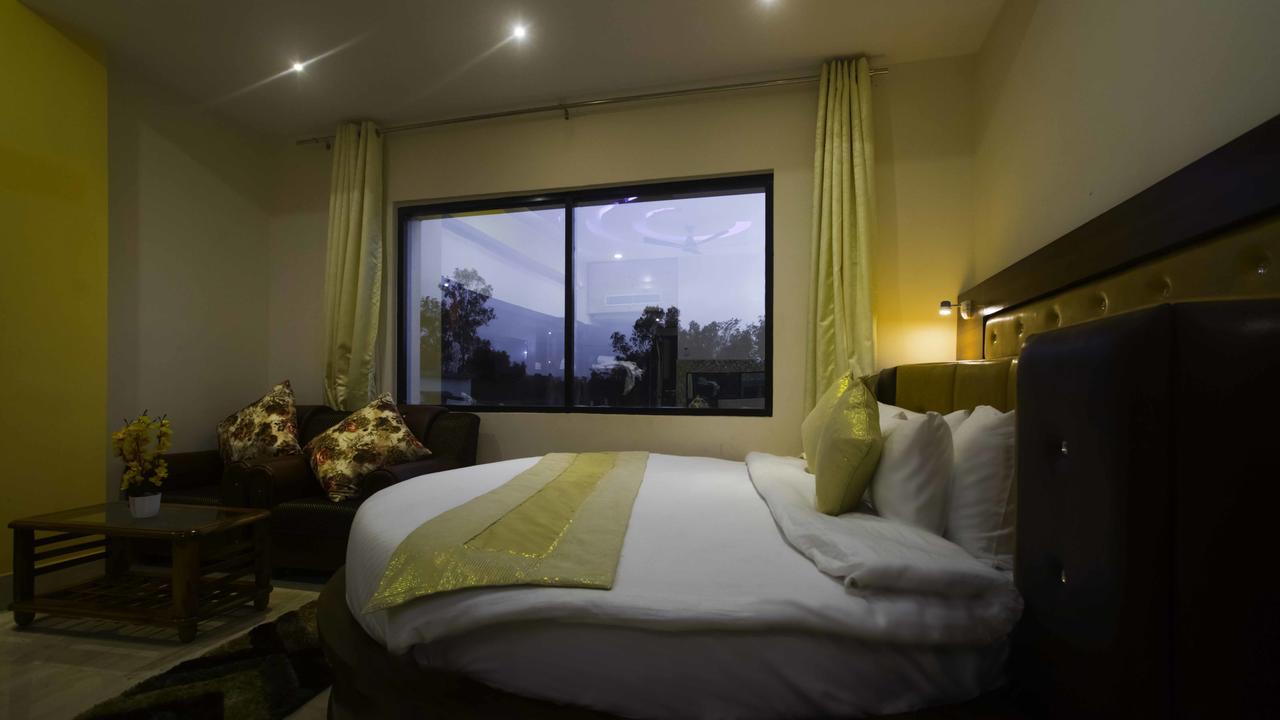 Hotel Kings Regency Drang Bagian luar foto