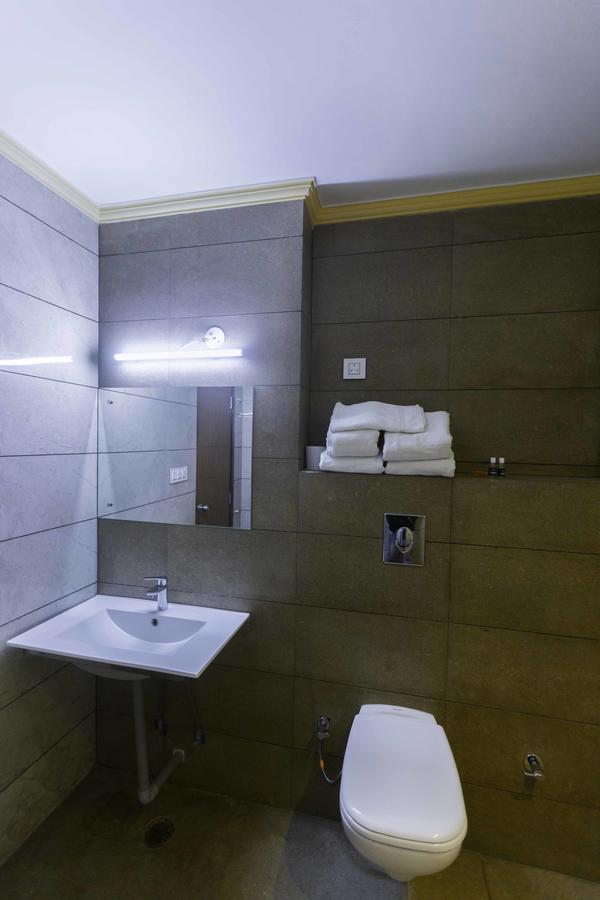 Hotel Kings Regency Drang Bagian luar foto