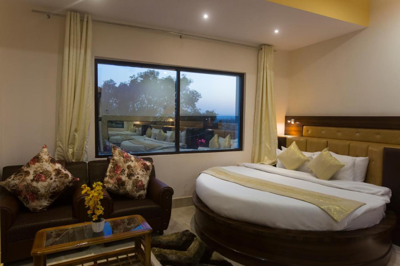 Hotel Kings Regency Drang Bagian luar foto